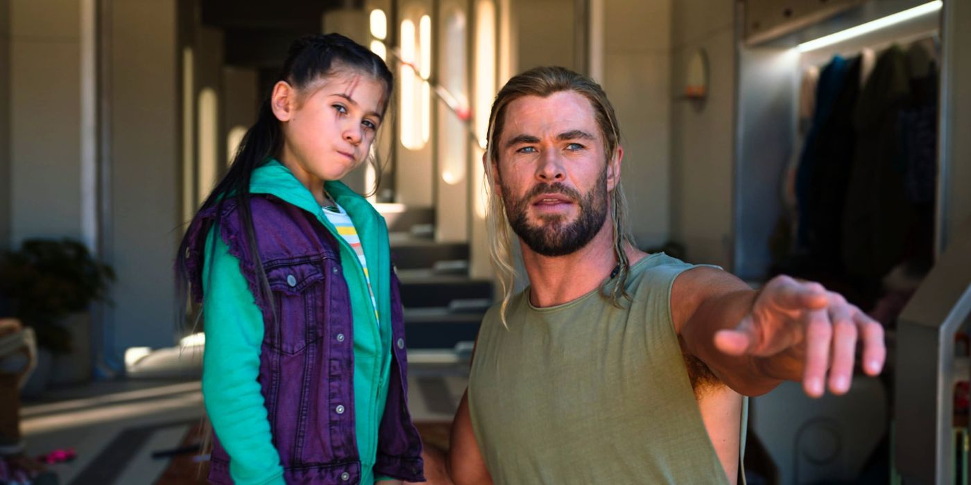 Love (India Rose Hemsworth) está con Thor (Chris Hemsworth) afuera de su casa al final de Thor Love and Thunder (2022).