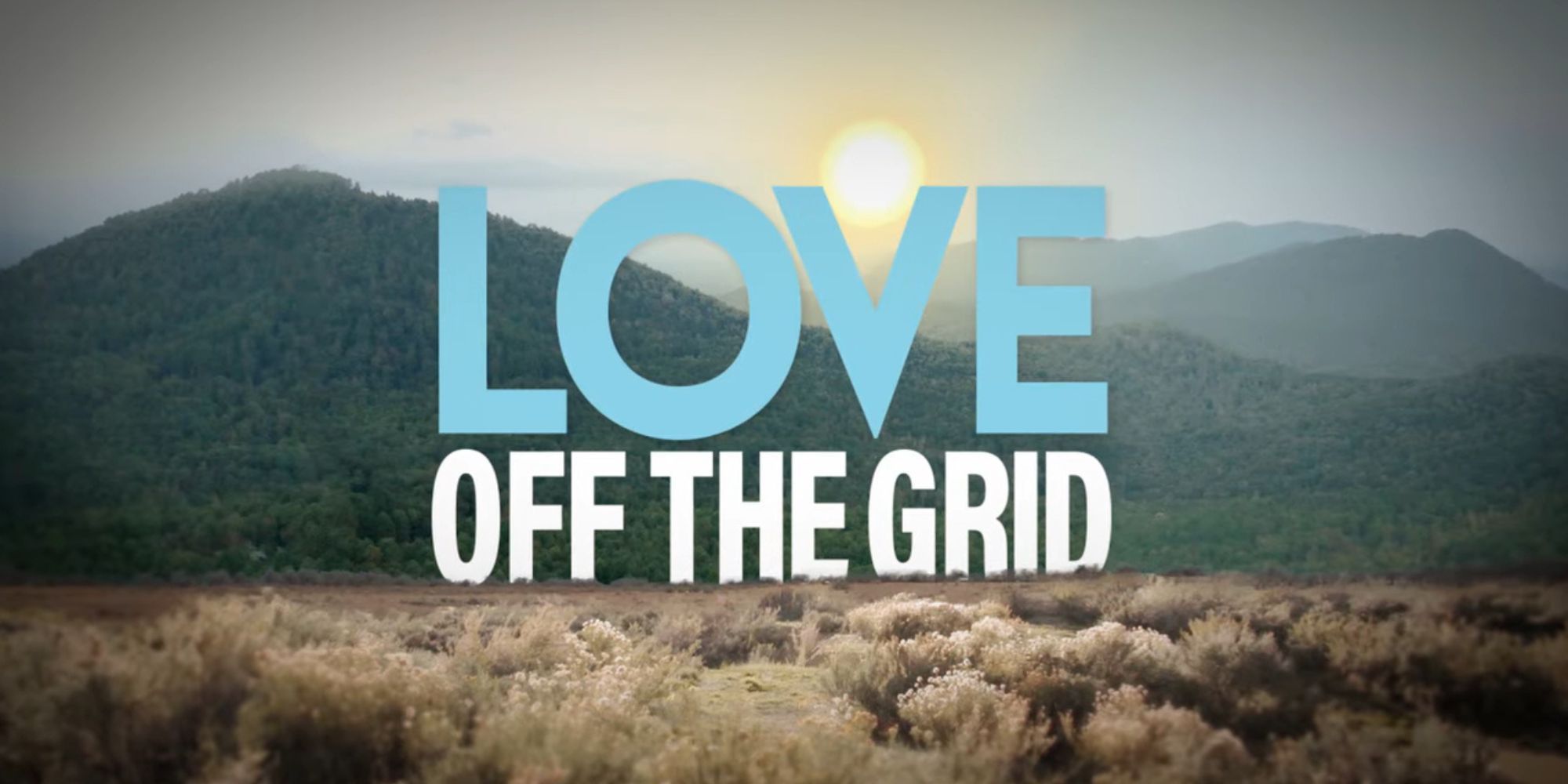 Logotipo do Love Off The Grid Show em frente ao fundo da montanha e da pradaria