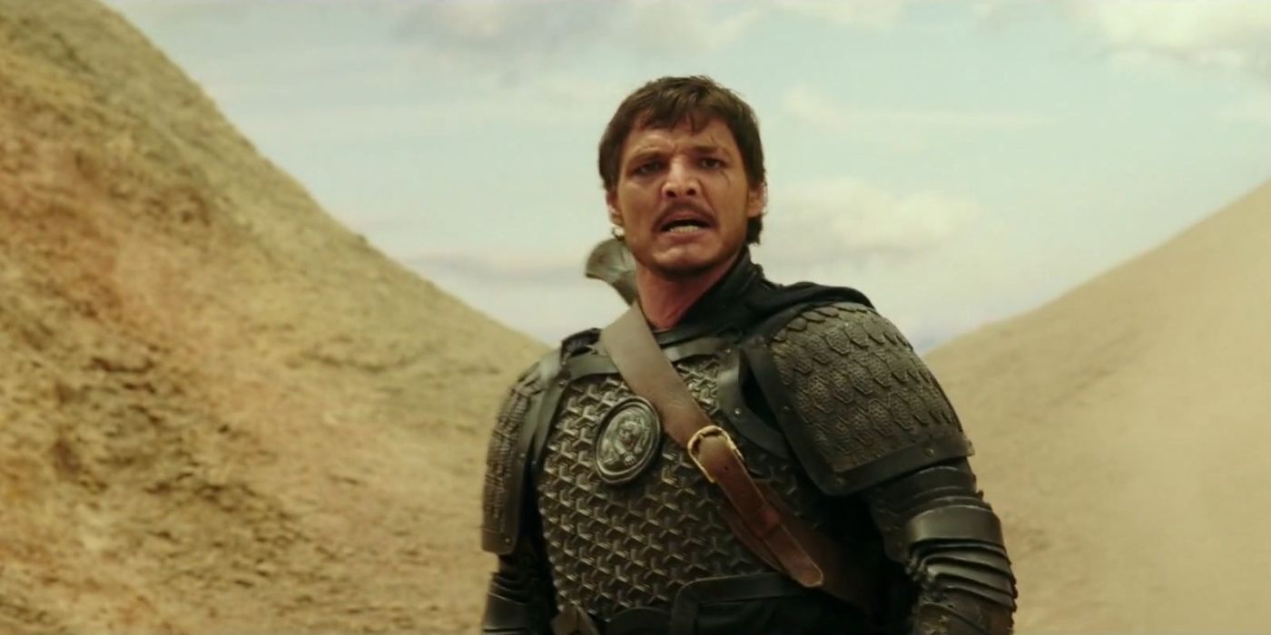 Pedro Pascal na Grande Muralha parece preocupado contra um fundo de sobremesa 