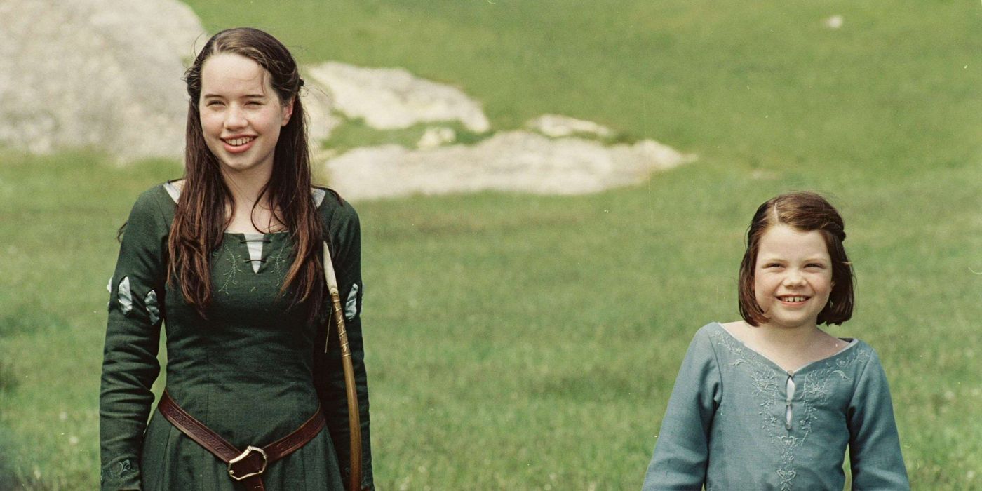 Susan et Lucy Pevensie souriant dans les Chroniques de Narnia