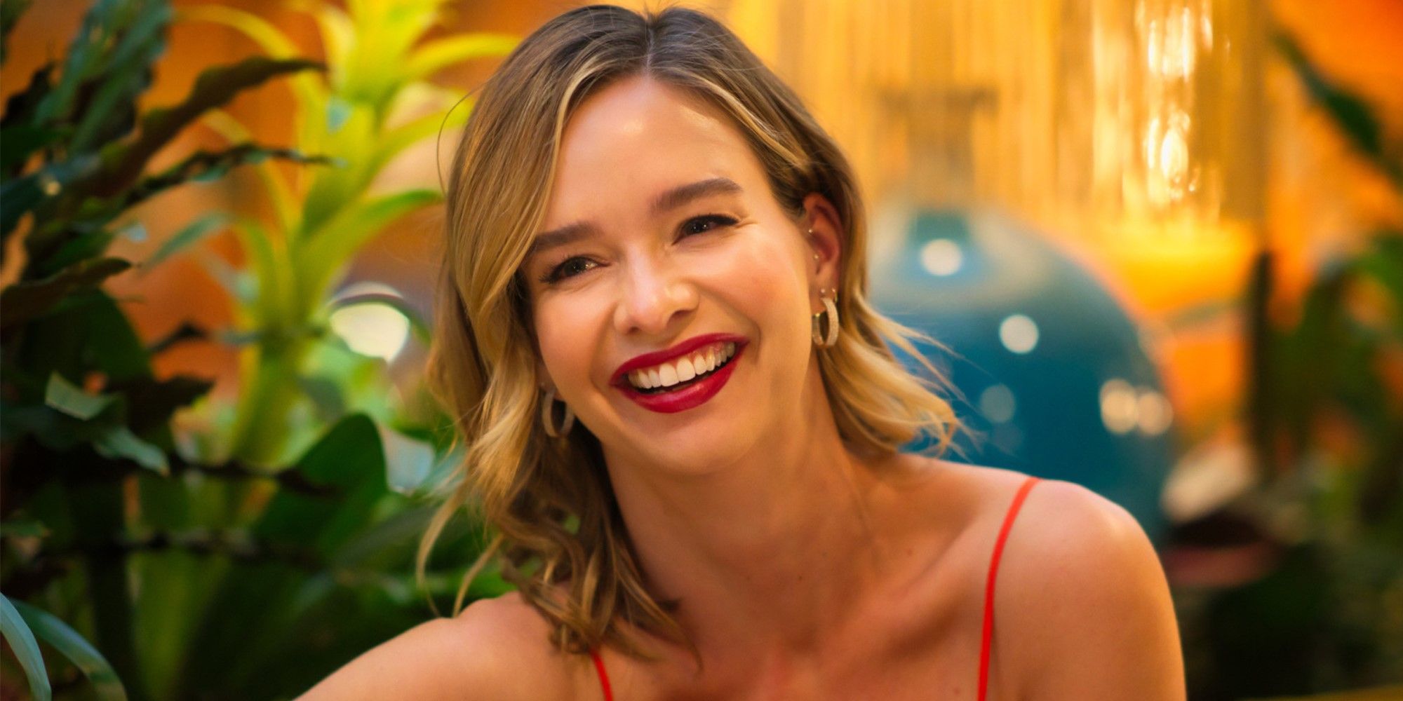 Marissa Hermer do Ladies of London sorrindo e rindo usando batom vermelho