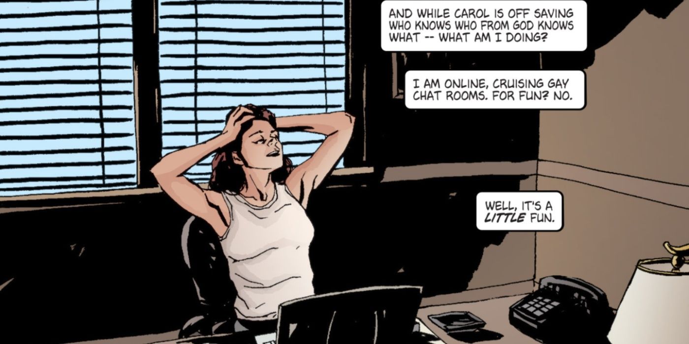 Jessica Jones sentada em sua mesa