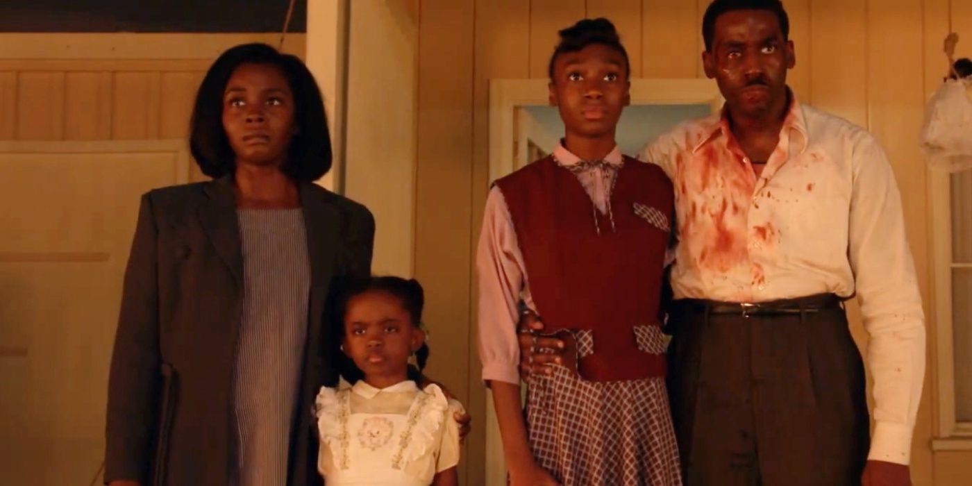 A família Emory com roupas manchadas de sangue na casa deles