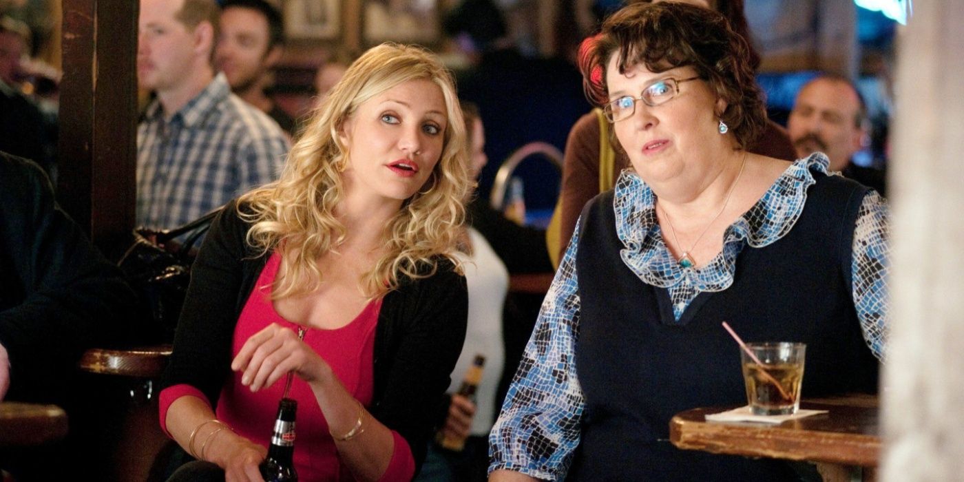 Elizabeth (Cameron Diaz) and Lynn (Phyllis Smith) drinking in a bar in Bad Teacher