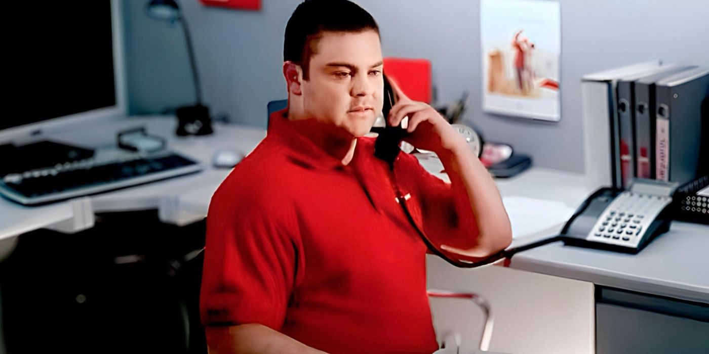 Jake Stone hablando por teléfono en la oficina en el comercial original de State Farm