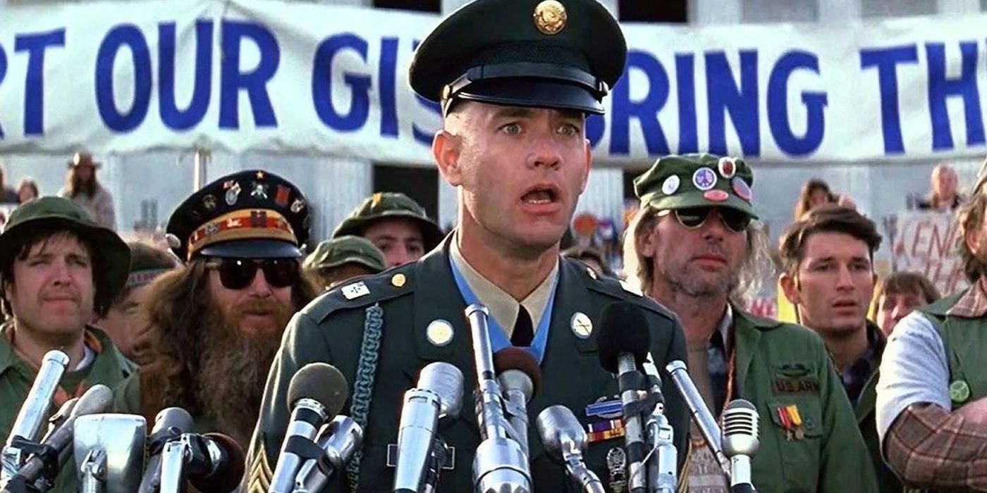 Tom Hanks de boca aberta durante uma marcha pela paz em uma cena de Forrest Gump