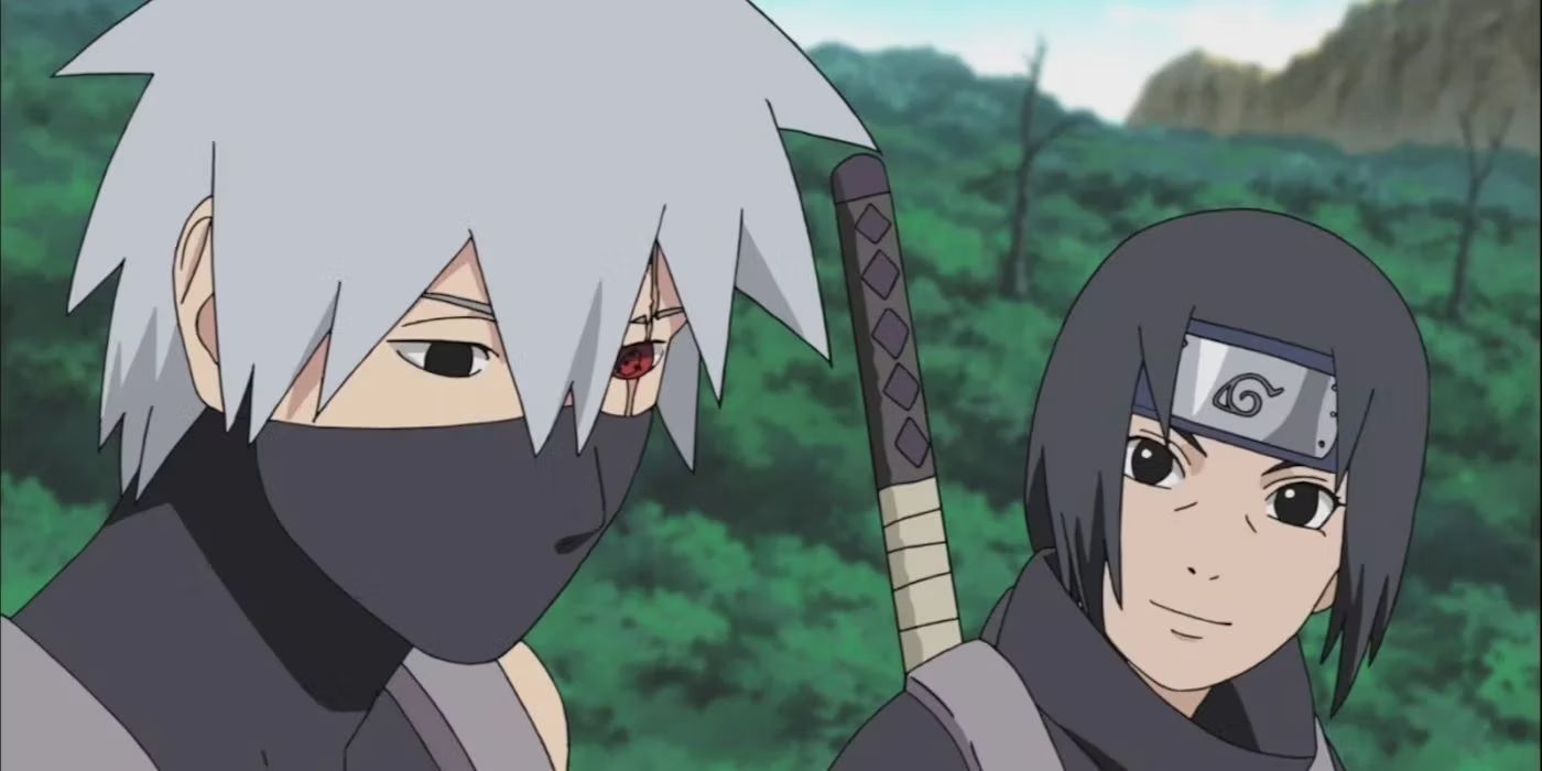 Kakashi de Naruto olha para baixo com tristeza enquanto Itachi sorri para ele enquanto eles estão com uma floresta abaixo deles.