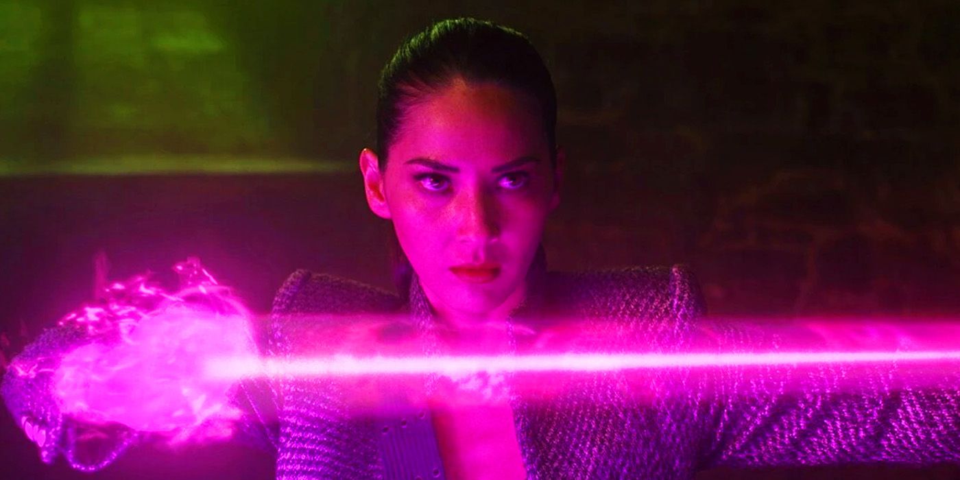 Psylocke de Olivia Munn ameaçando Apocalipse em X-Men Apocalipse