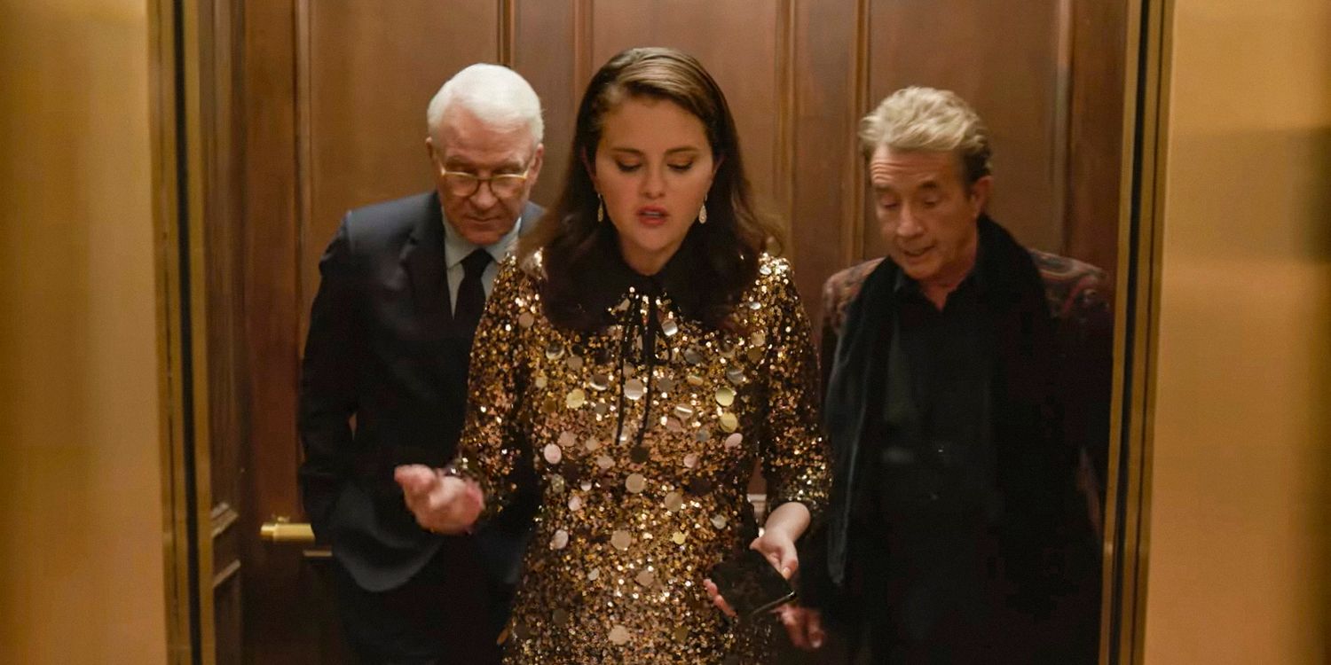 Charles-Haden Savage (Steve Martin), Mabel Mora (Selena Gomez) e Oliver Putnam (Martin Short) saindo do elevador na quarta temporada de Only Murders in the Building