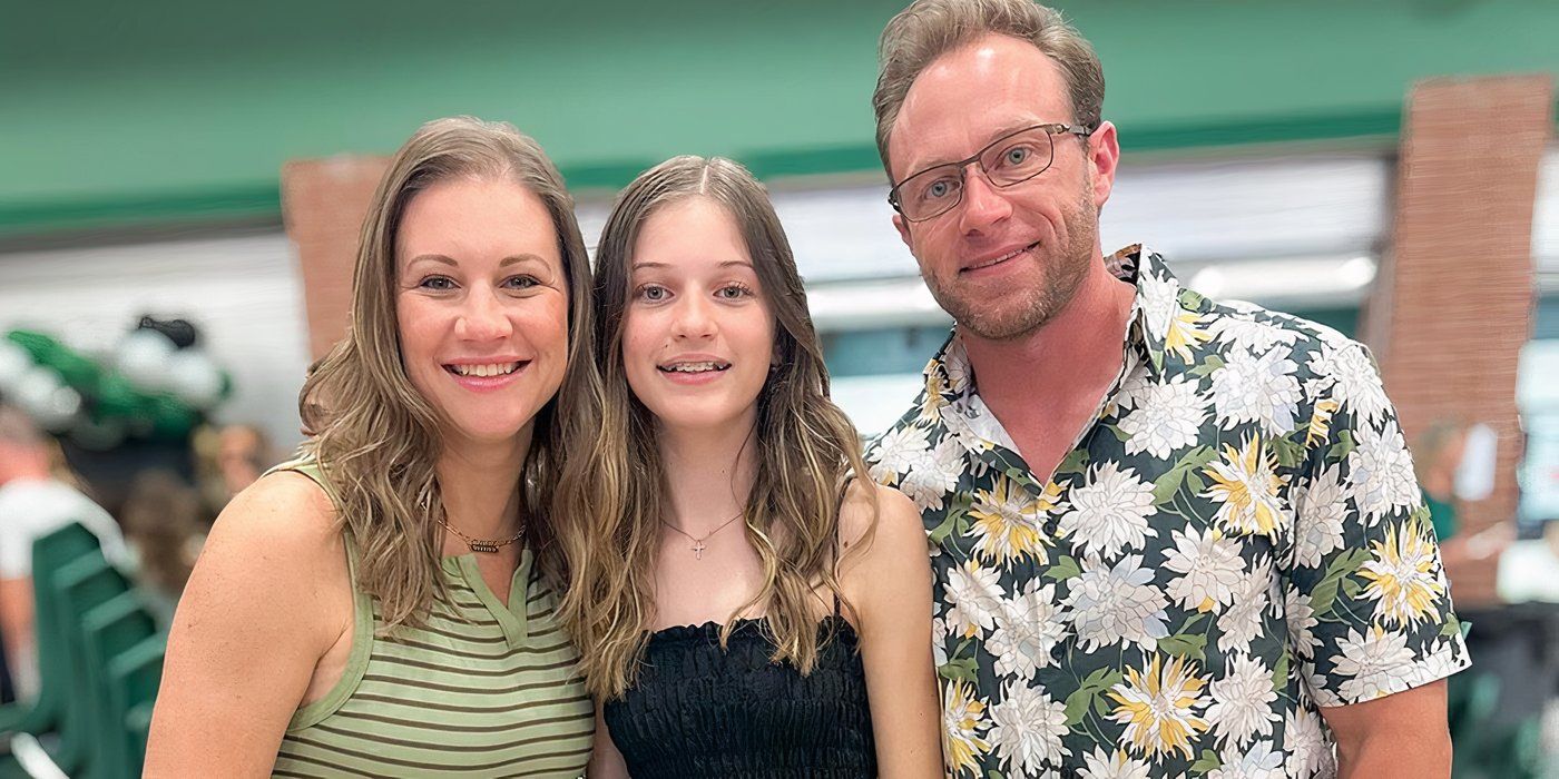 Outdaughtered Danielle, Blayke and Adam Busby taking a phot while smiling