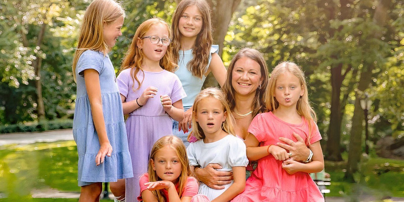 OutDaughtered Danielle & the girls posing for an outdoor picture