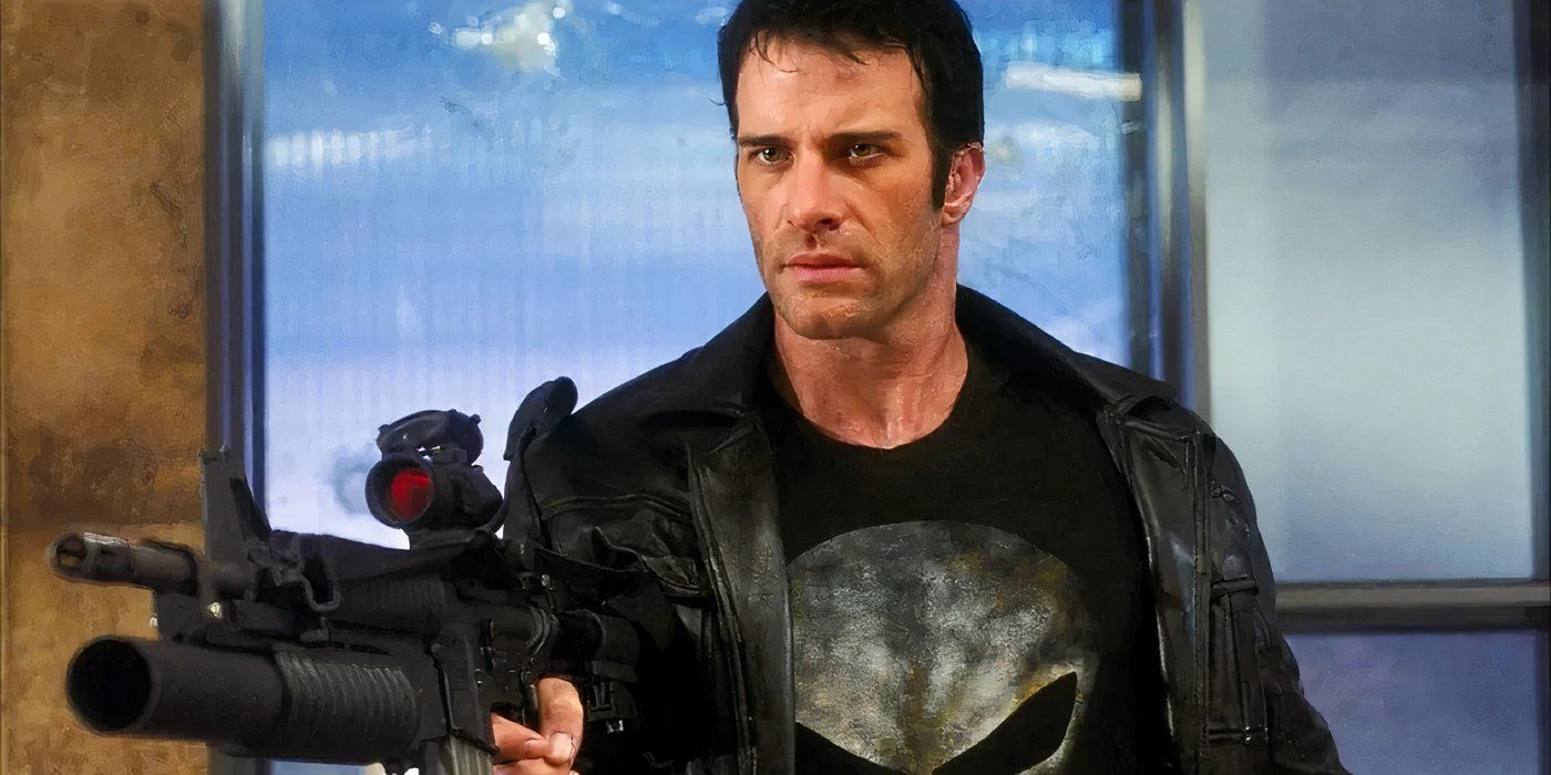 Thomas Jane as the punisher holding a robbery rifle at Punisher (2004)