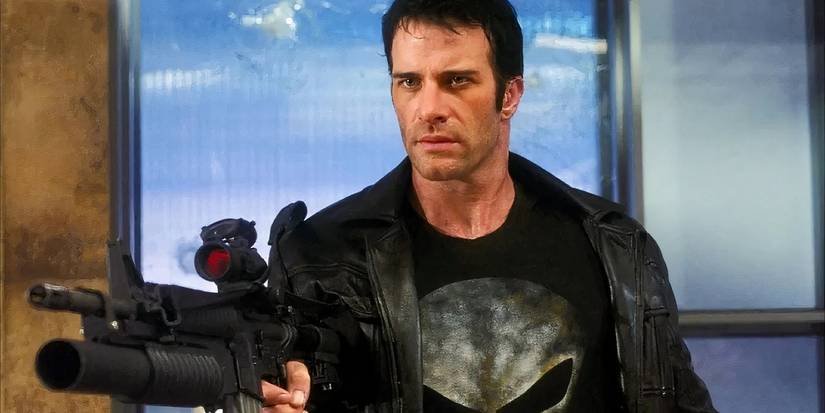 Thomas Jane as the Punisher holding an assault rifle in The Punisher (2004)