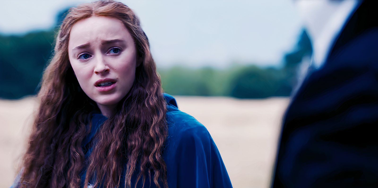 Phoebe Dynevor as Daphne Bridgerton Looking Concerned in Bridgerton season 1 episode 4