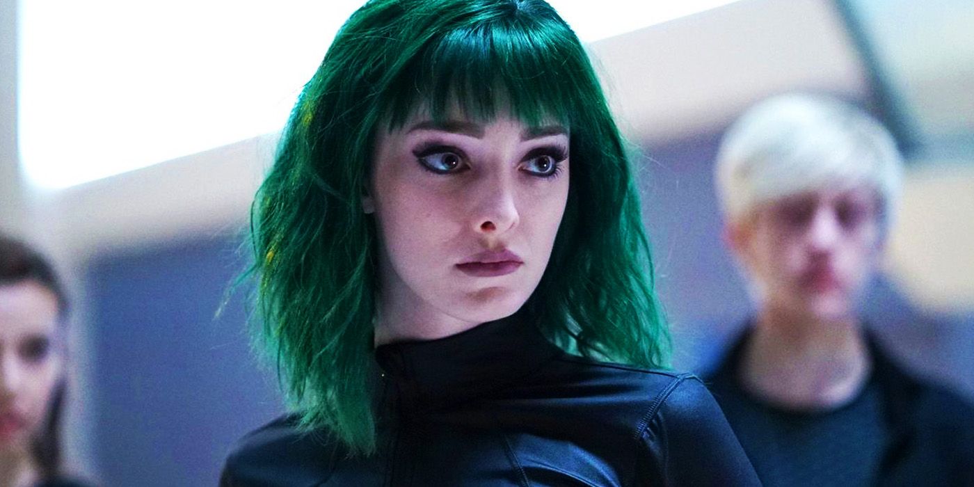 Polaris com cabelo verde na série The Gifted