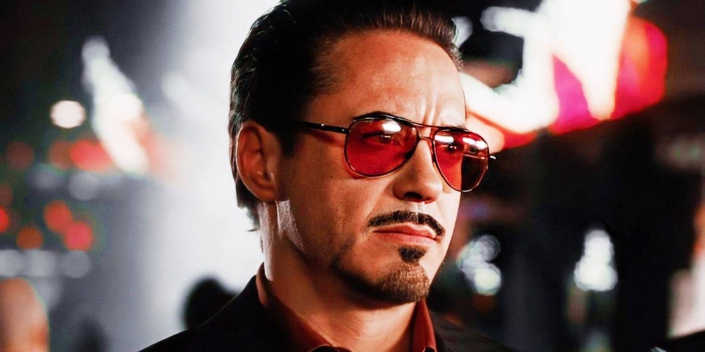 Robert Downey Jr. como Tony Stark, também conhecido como Homem de Ferro no MCU, olhando fora da tela