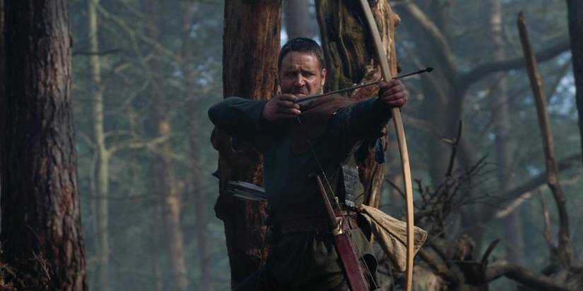 Russell Crowe aiming with his bow and arrow in Robin Hood 2010