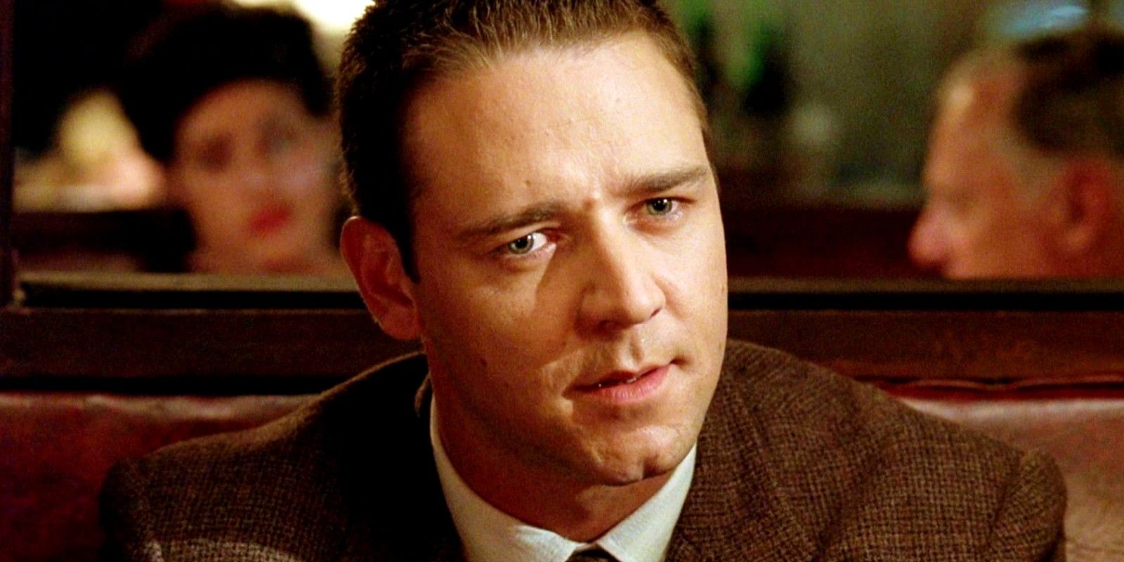 Russell Crowe talking to someone while at a restaurant in LA Confidential