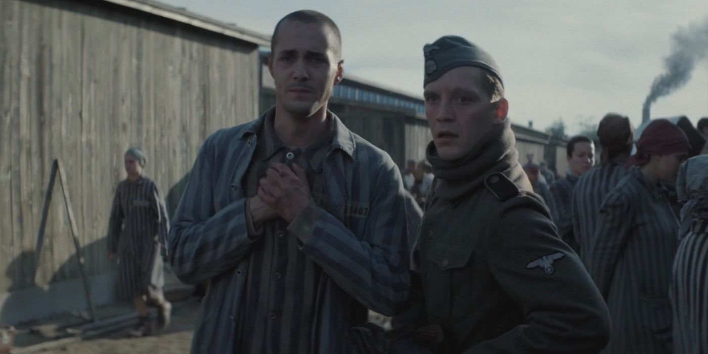 Jonas Nay como Stefan Baretzki e Jonah Hauer-King como Lali Sokolov em O Tatuador de Auschwitz