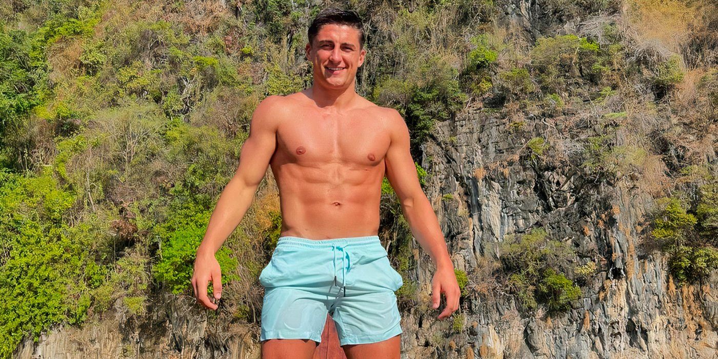 Love Island UK, temporada 11, Sean Stone em pé em um barco 