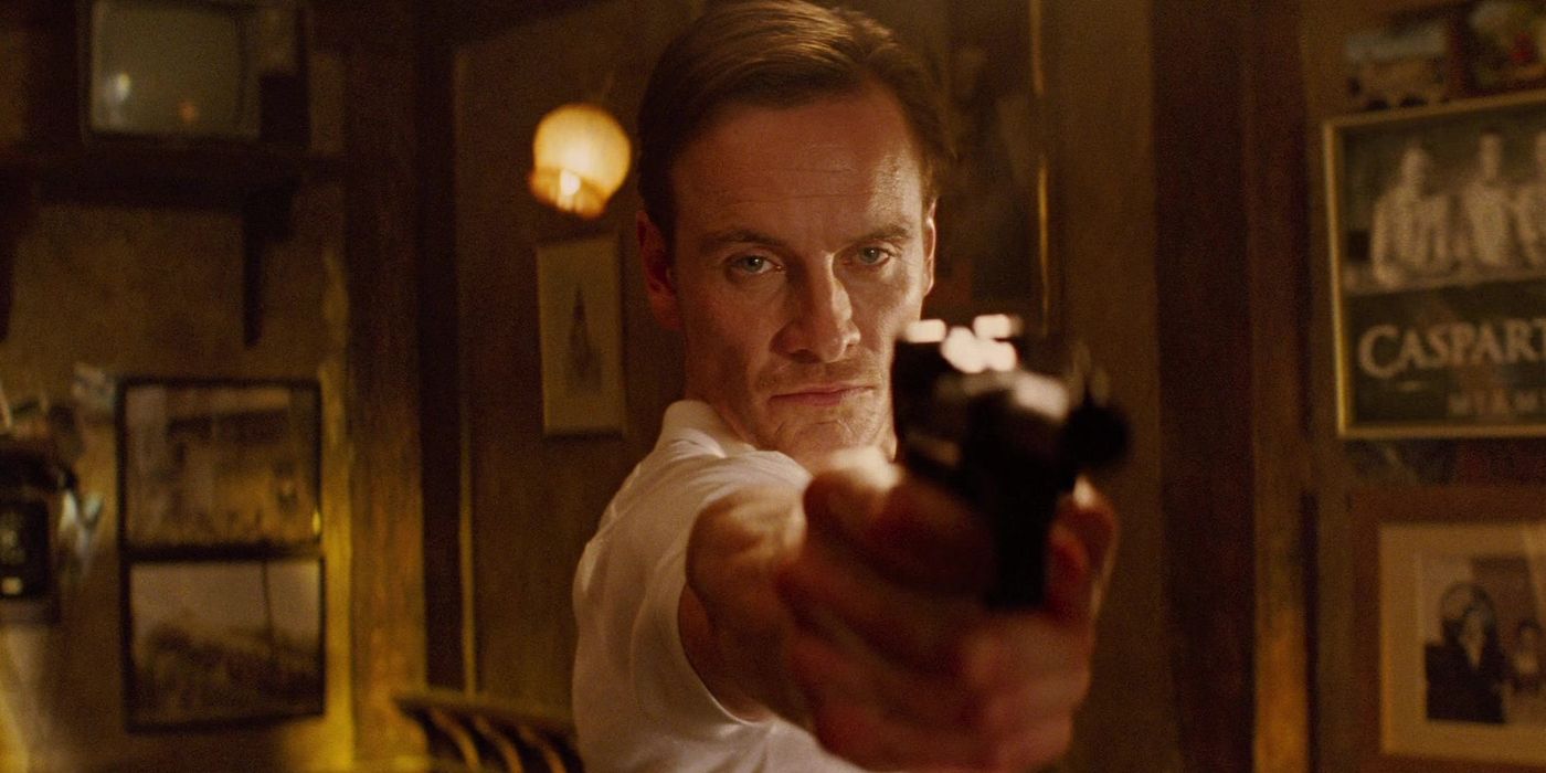Michael Fassbender como Magneto segurando uma pistola em X-Men: Primeira Classe (2011)