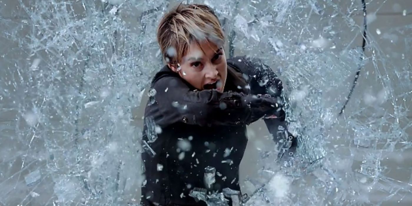 Shailene Woodley como Tris pulando por uma janela em The Divergent Series Insurgent