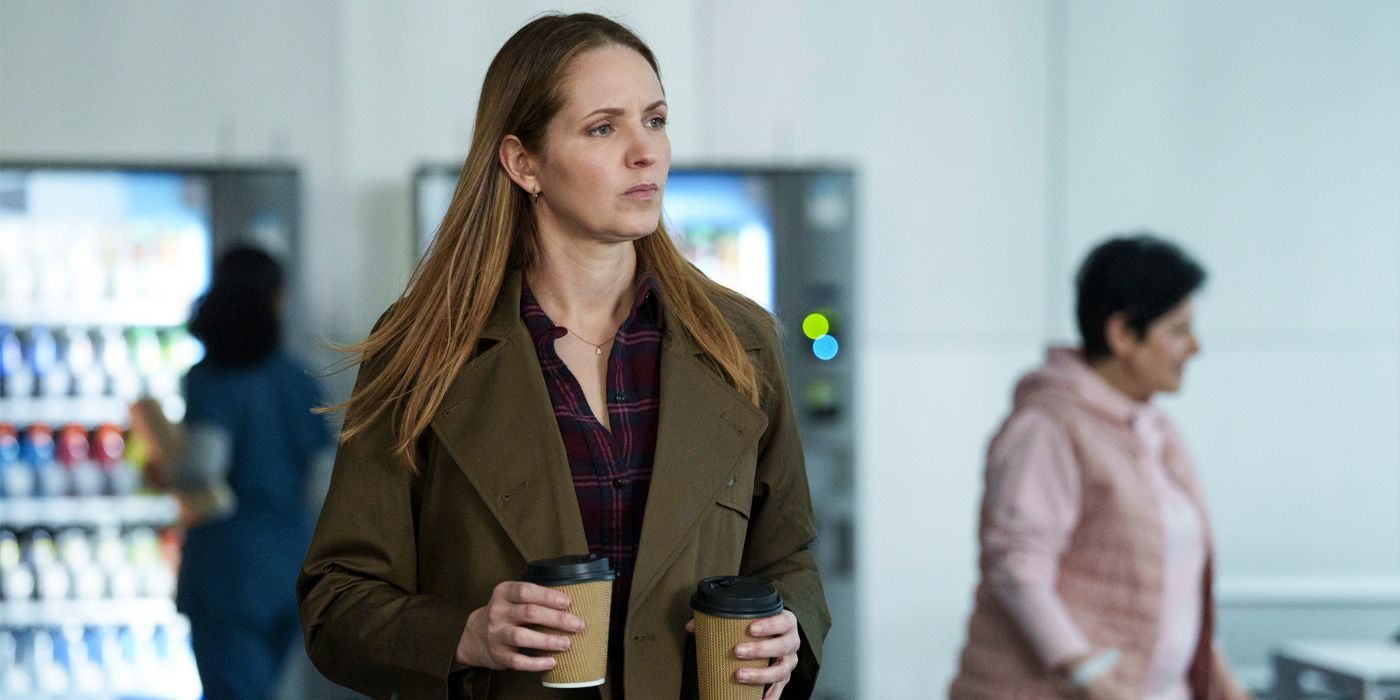 Shannah Sykes (Jordana Spiro) carrying coffees in Law & Order SVU.