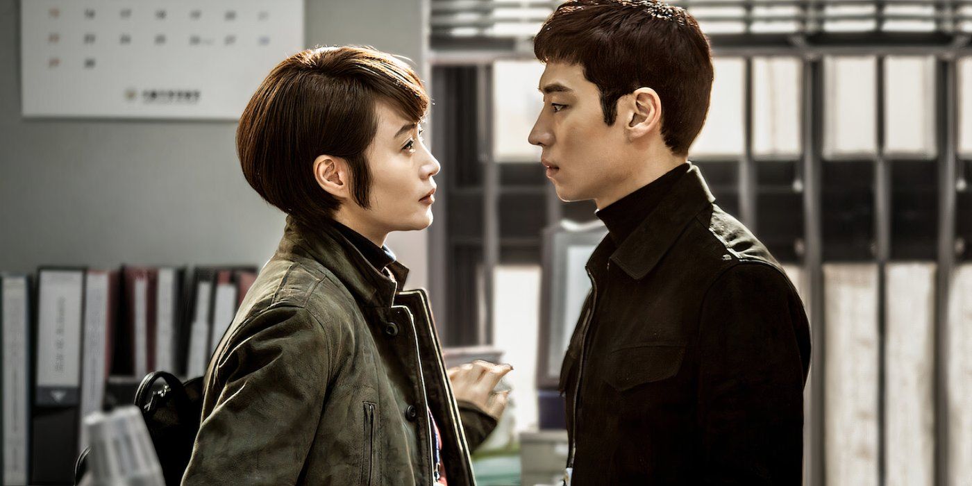 Lee Je-hoon and Kim Hye-soo in Signal. 