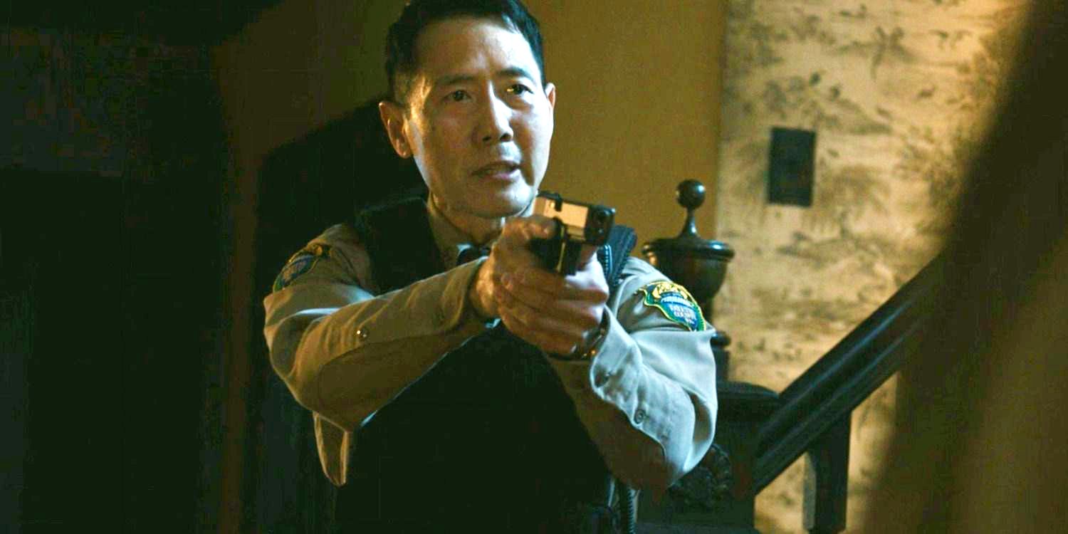 Steve (Rob Yang) mira em Del (Jeff Daniels) no episódio 10 da 2ª temporada de American Rust