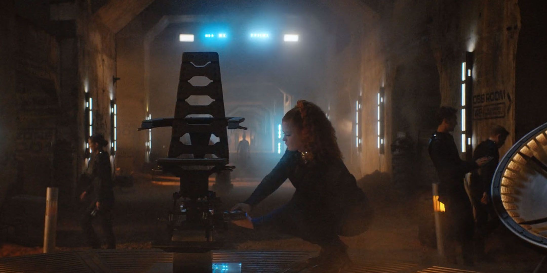 Sylvia Tilly (Mary Wiseman) conserta uma cadeira durante uma missão fora do Discovery