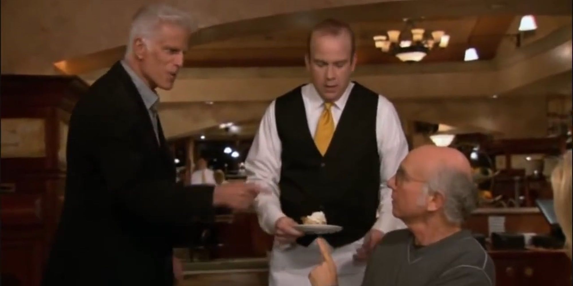 Ted Danson oferece a Larry um pedaço de torta em Curb Your Enthusiasm