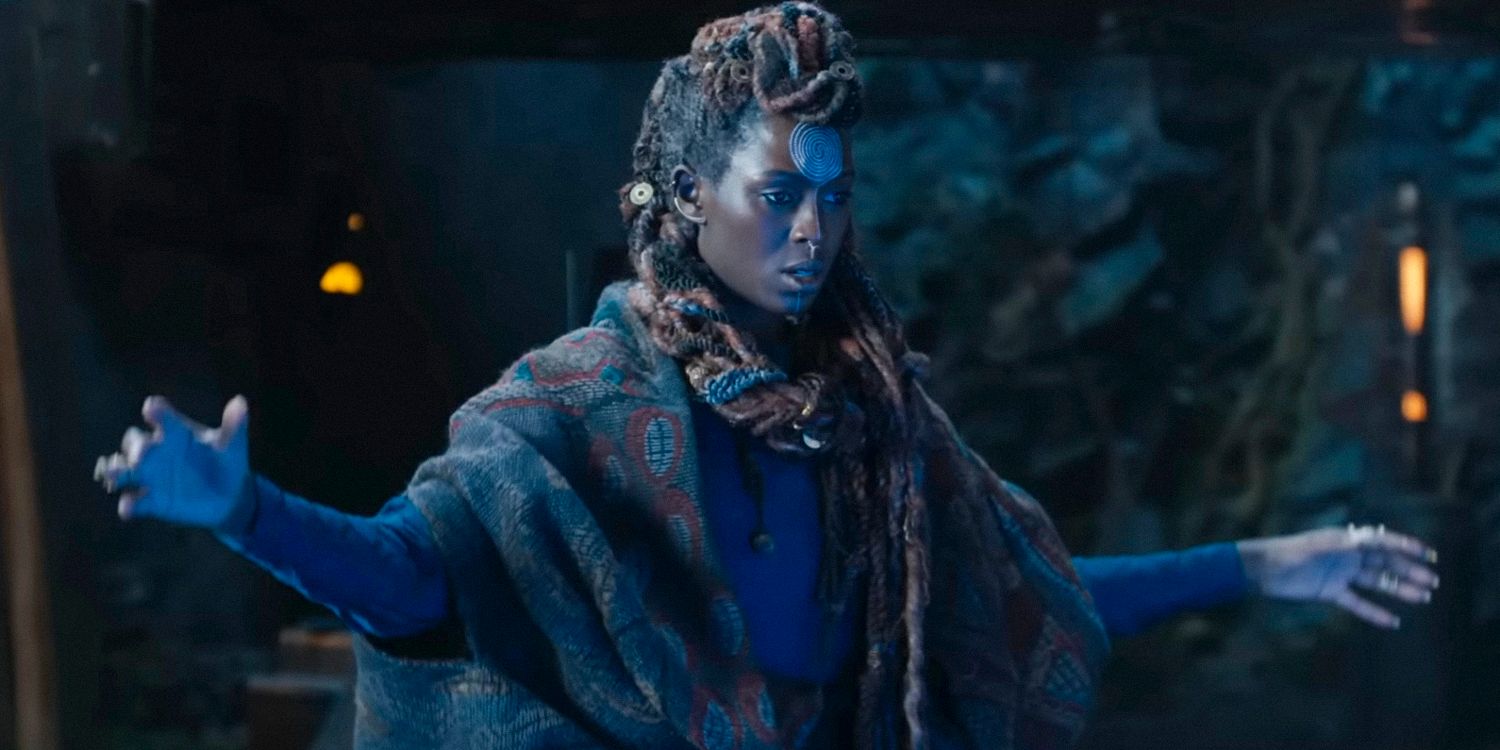 Ibu Aniseya (Jodie Turner-Smith) mengangkat tangannya di The Acolyte season 1 (STAR ​​WARS)