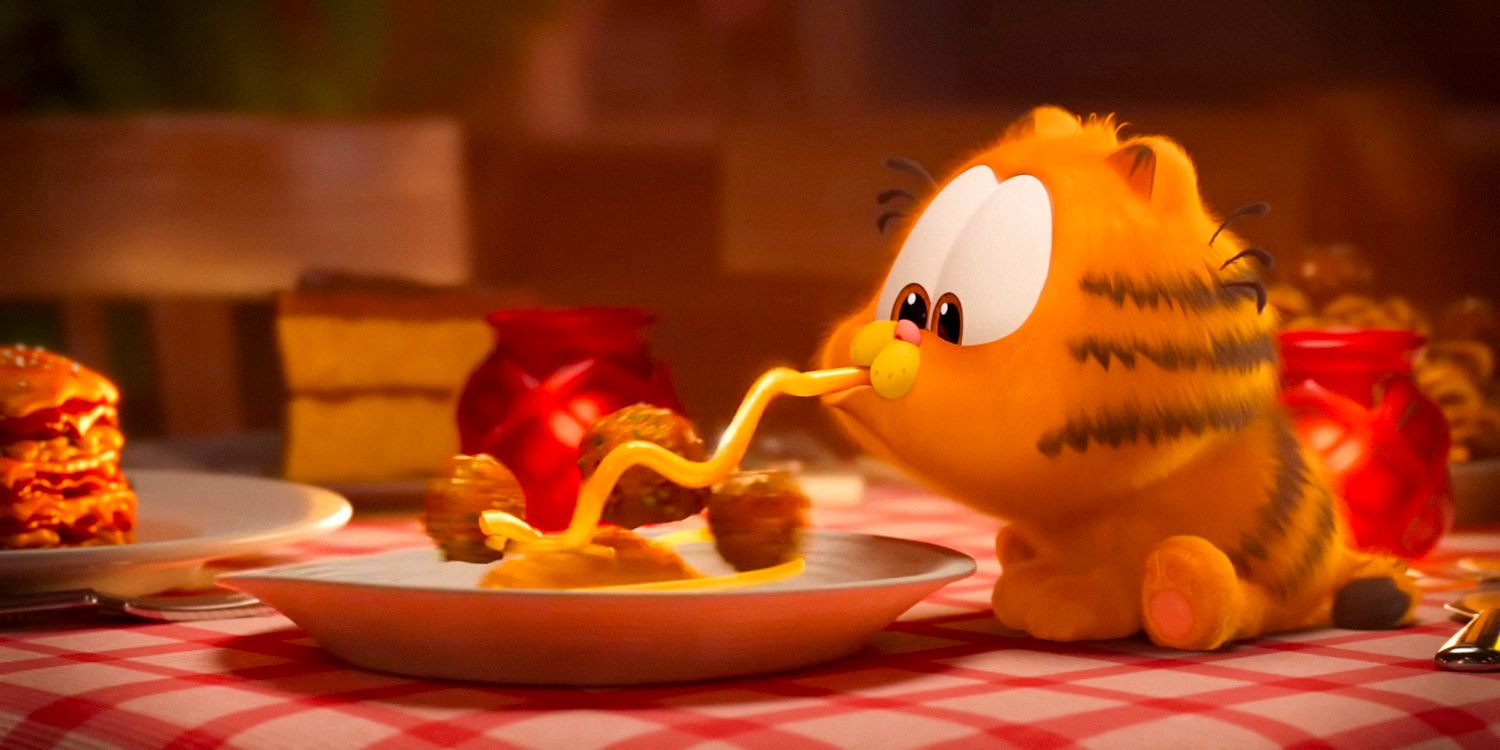 Bebê Garfield comendo um prato inteiro de macarrão com uma só mordida no filme Garfield (2024)