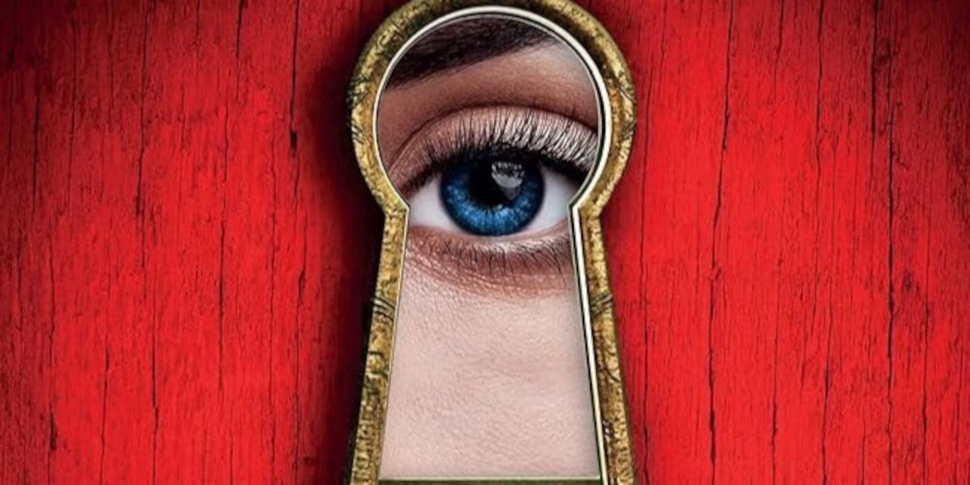 A capa de The Housemaid's Secret com um fundo vermelho e um olho olhando através de um buraco de fechadura