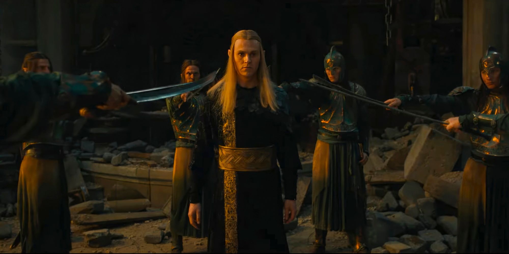   Em sua forma Annatar, Sauron é visto sorrindo enquanto está cercado por guardas na 2ª temporada de O Senhor dos Anéis: Os Anéis de Poder