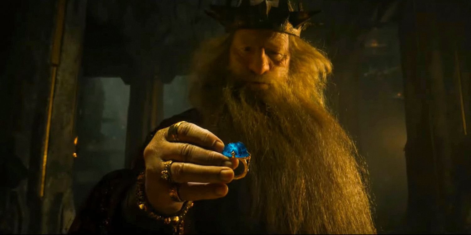 El rey Durin III sostiene un anillo con una enorme piedra azul en El Señor de los Anillos: Los Anillos de Poder temporada 2