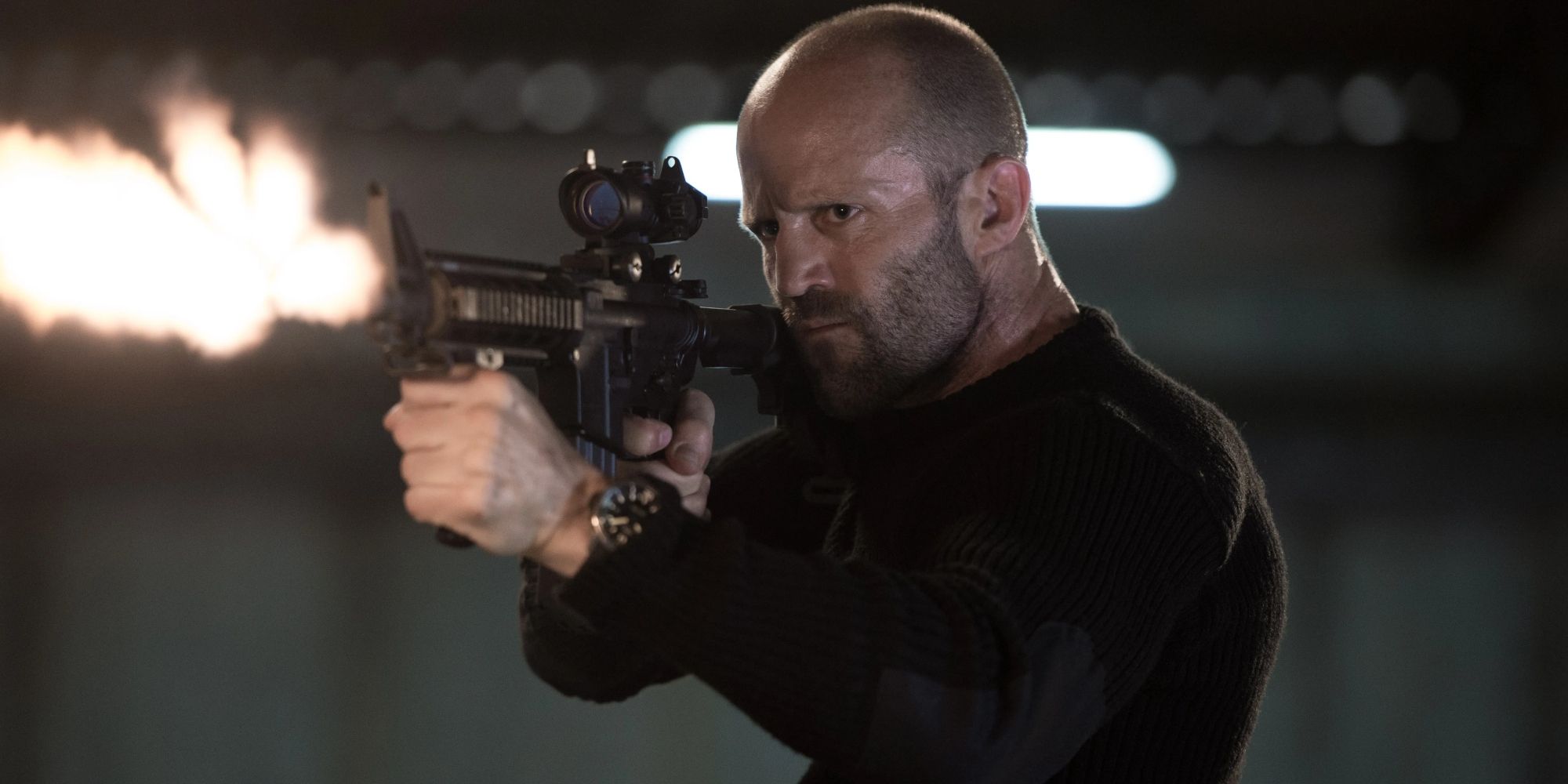 Jason Statham disparando una ametralladora como Arthur Bishop en The Mechanic