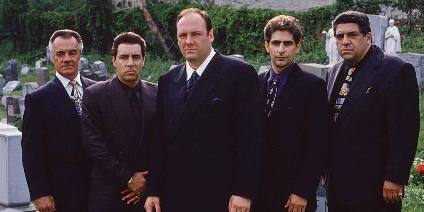 Paulie (Tony Sirico), Silvio (Steven Van Zandt), Tony Soprano (James Gandolfini), Christopher (Michael Imperioli) y Salvatore (Vincent Pastore) visten trajes en un funeral en Los Soprano.