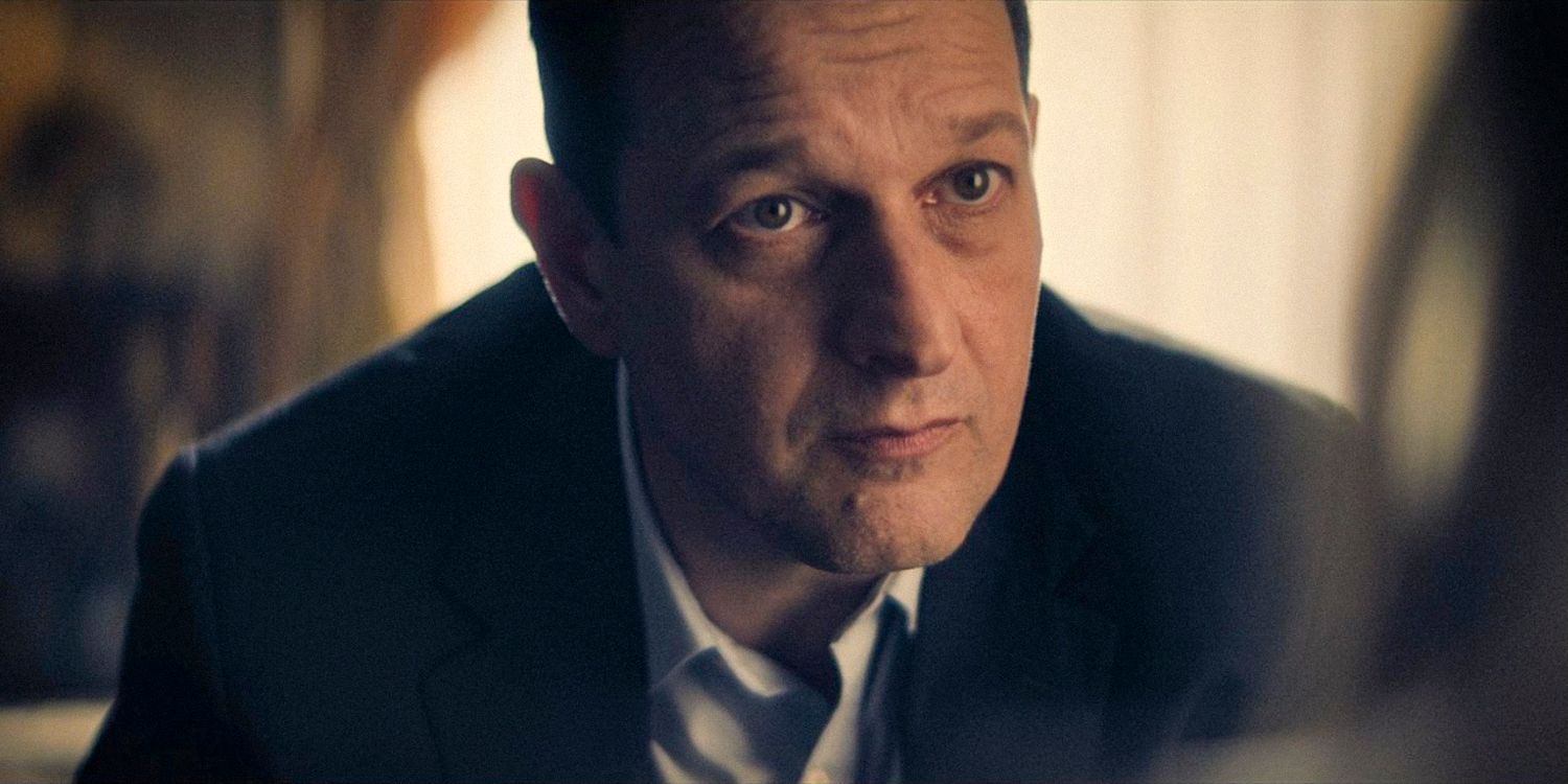 Closer Max (Josh Charles) levanta las cejas en el episodio 5 de la temporada 1