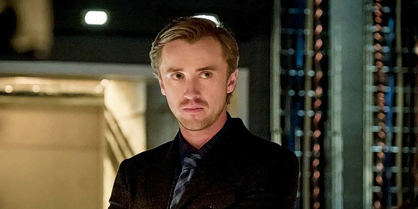 Tom Felton parece sério no que parece ser uma sala de servidores em The Flash