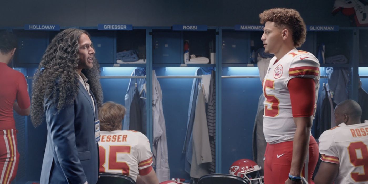 Troy Polamalu and Patrick Mahomes staring at each other in a locker room in a Head and Shoulders commercial.