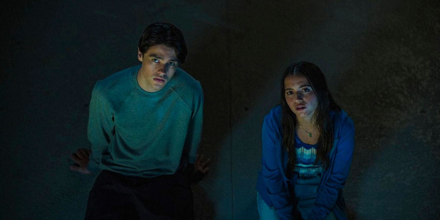 Davis (Felix Mallard) and Aza (Isabela Merced) looking at the stars in Turtles All The Way Down
