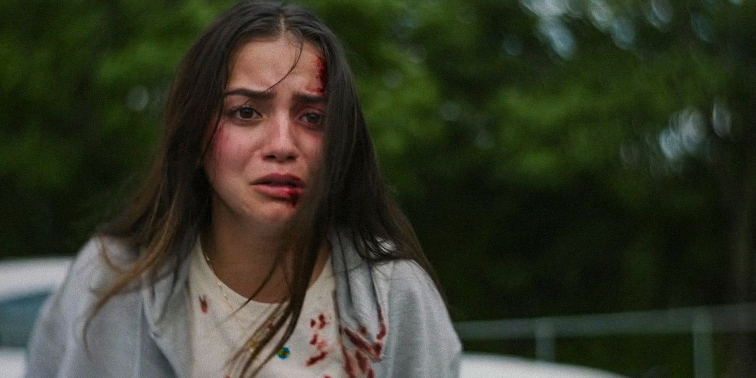 Aza (Isabela Merced) com ferimentos no rosto e à beira das lágrimas após acidente em Turtles All The Way Down