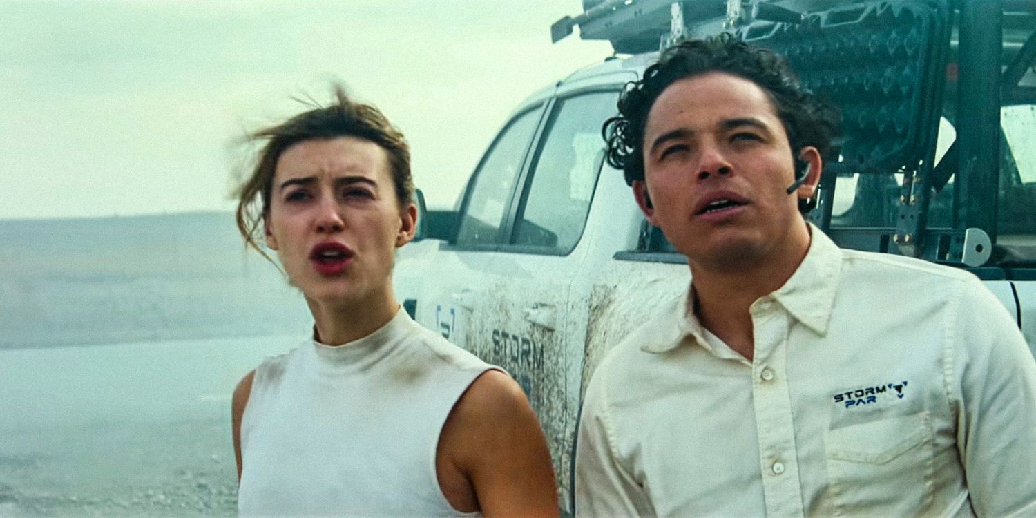 Kate Cooper (Daisy Edgar-Jones) and Javi (Anthony Ramos) watch a tornado approach in Twisters (2024)