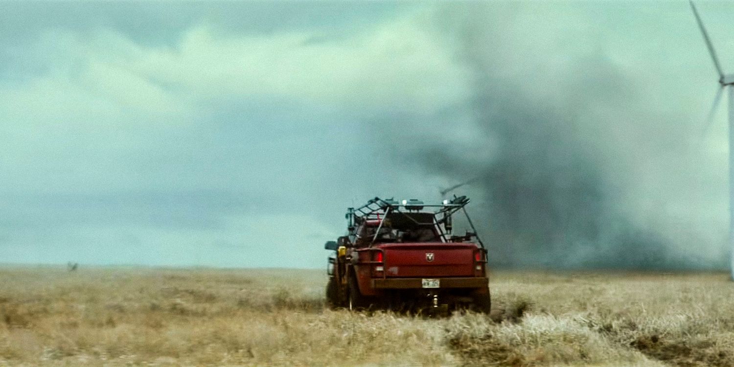 Uma caminhonete se aproximando de um tornado em Twisters (2024)