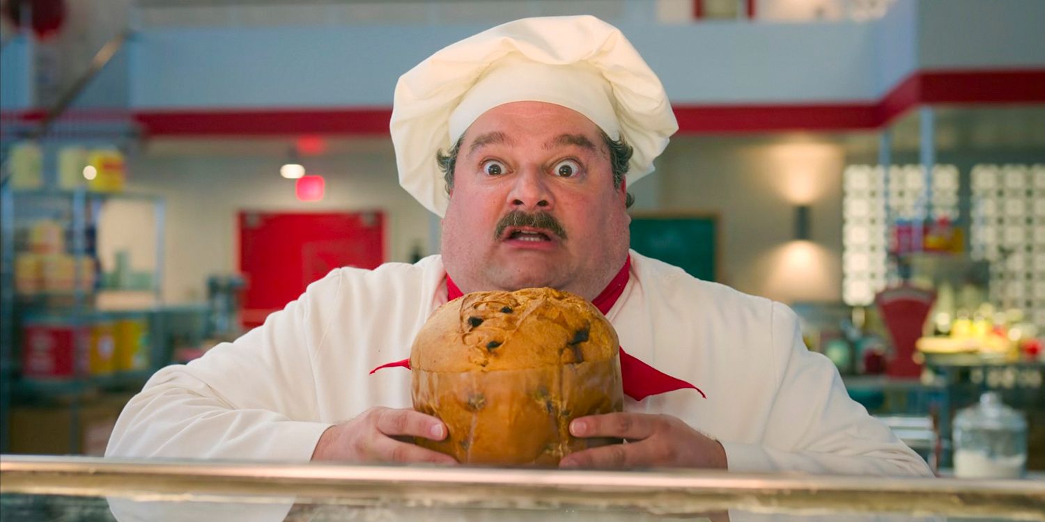 Chefkoch Boy Ardee (Bobby Moynihan) ist überrascht und hält in Unfrosted: The Pop-Tart Story frisch gebackenen Panettone in der Hand