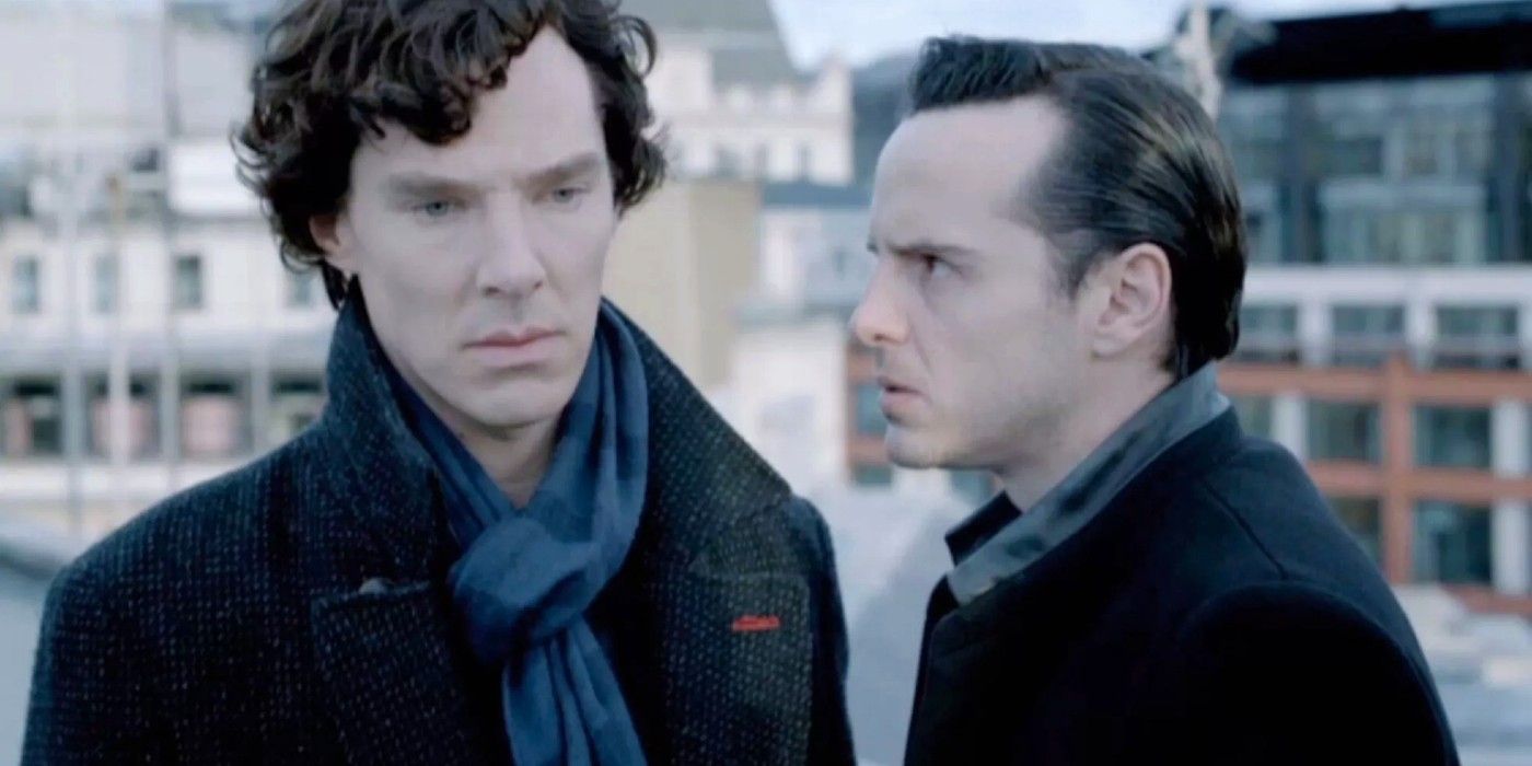 Benedict Cumberbatch como Sherlock Holmes e Andrew Scott como Moriarty em um telhado em Sherlock.