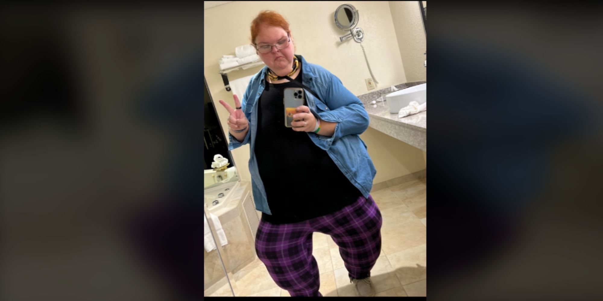 1000-lb sisters tammy slaton OOTD mirror selfie, she's making a peace sign in the mirror, purple plaid pants
