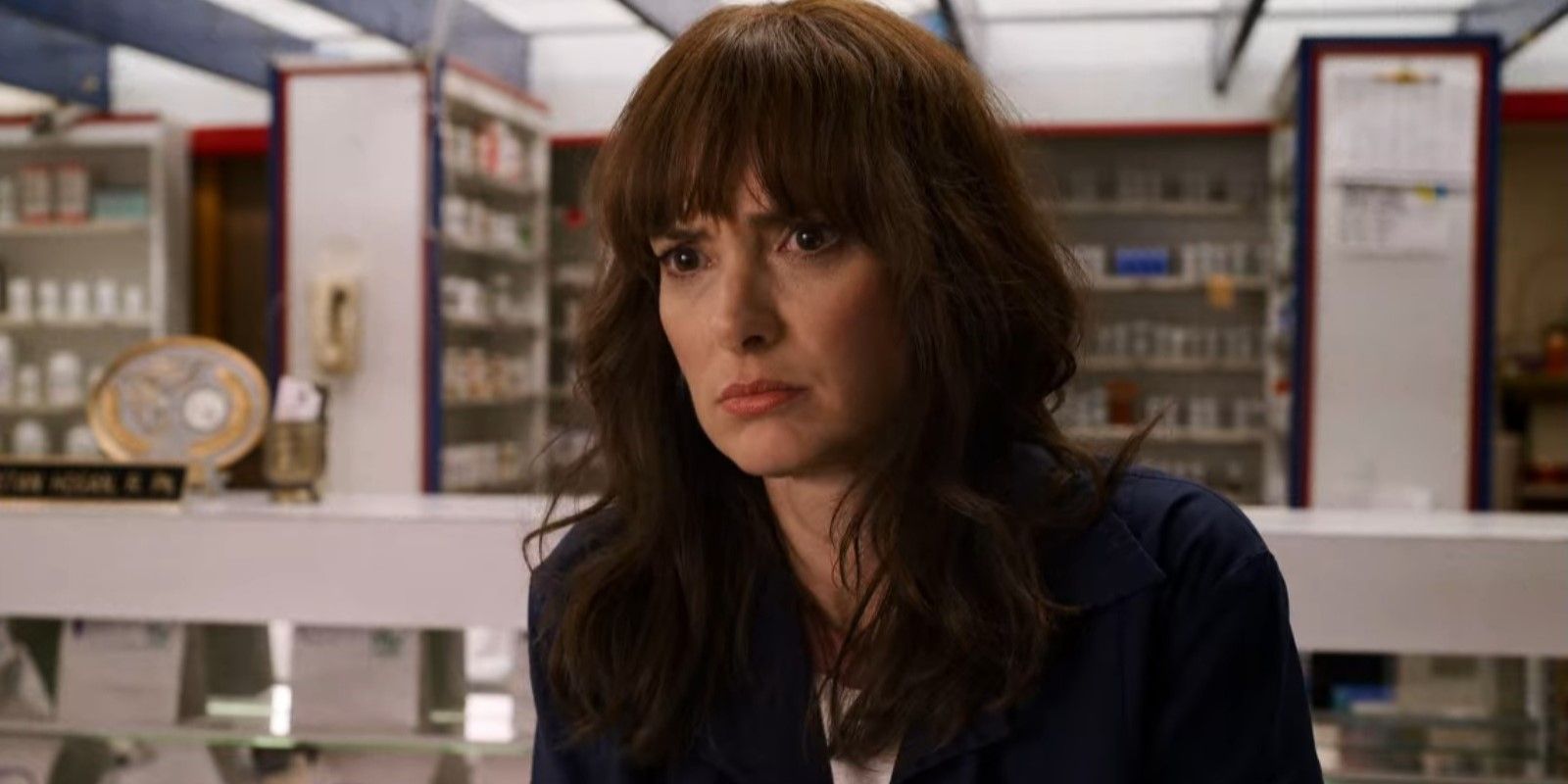 Winona Ryder como Joyce Byers en la temporada 3: Capítulo uno: Susie, ¿estás copiando? 