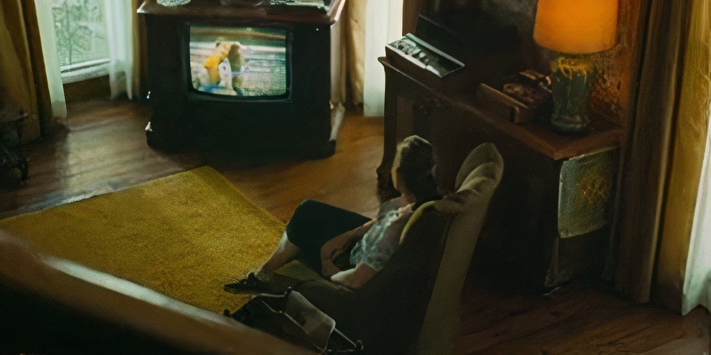 Doris watches Kerry Von Erich Versus Ric Flair on TV in The Iron Claw (2023)